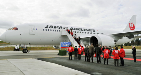 美国波音公司在华盛顿州的工厂向日本航空公司交付了两架787"梦幻客机