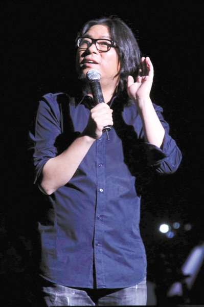 演唱会现场,高晓松与众歌手共同追忆"白衣飘飘的年代,场面十分动人.