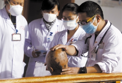 时政 昨天是第25个世界艾滋病日,也是张建波医生从事艾滋病防治工作