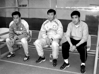 2004年5月,胡建平(中)与少帅魏克兴(右)一起指挥比赛.