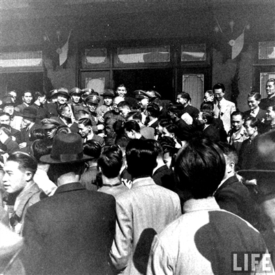 1946年12月,南京,国民大会制宪会议结束后国大代表们步出会场,记者