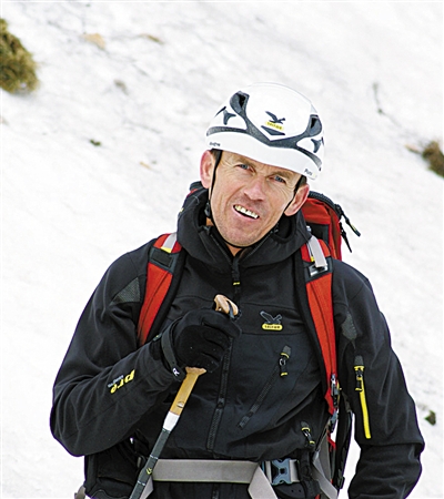 2000年,斯洛文尼亚人大卫·卡尔尼察首次登顶后滑雪下山,当时