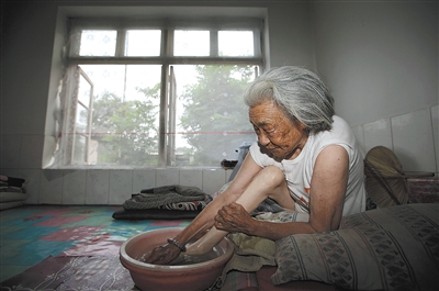 前日,奶奶在炕上洗脚.虽行动不便,但她不愿多麻烦别人.