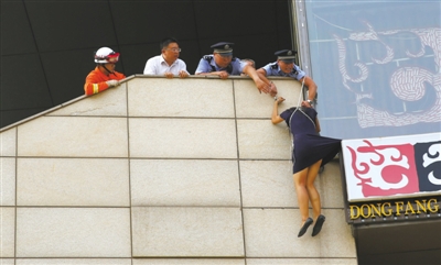 民警铐单手解救跳楼女