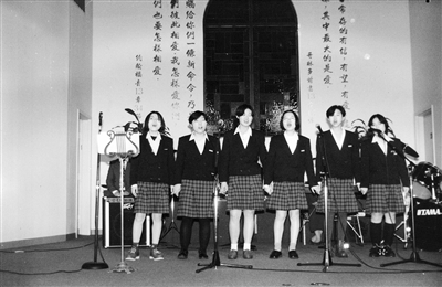 90年代私立君谊中学的学生在表演.资料图片