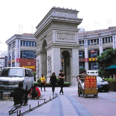 5月4日,浙江温州,凯旋门是"欧洲城"里的标志性建筑.