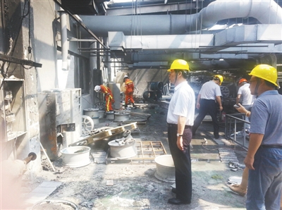 国家安监总局的工作人员在昆山中荣公司事故现场调查