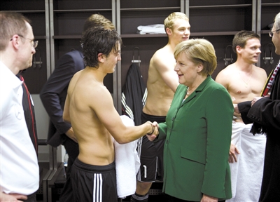 2010年世界杯,默克尔与卡梅伦一起观看德国对英格兰的比赛