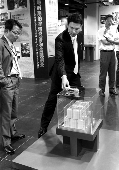 百万现金有多重 市民可亲手掂量