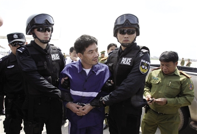 2012年5月10日,万象机场,老挝警方将糯康移交给中国警方赵飞 摄