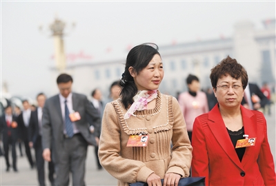 短暂休息之后,彭伟平又走进人民大会堂.这是她第二次来北京.