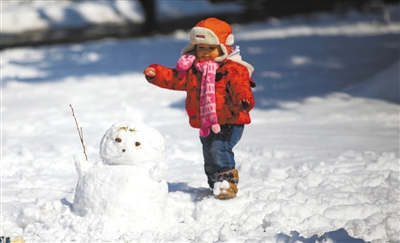 昨日,日壇公園,一個小孩走向爸爸堆的小雪人.