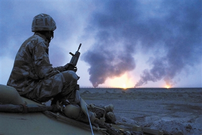 2003年3月20日,伊拉克南部,一名英国士兵目睹油井燃烧
