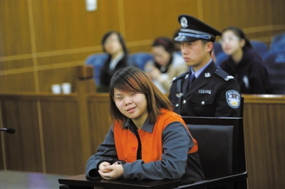 2013年4月3日,被告人小萍在法庭上受审