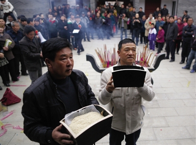 隗氏子孙在祭祖仪式上用祭品上贡.本版图片/新京报记者 侯少卿 摄