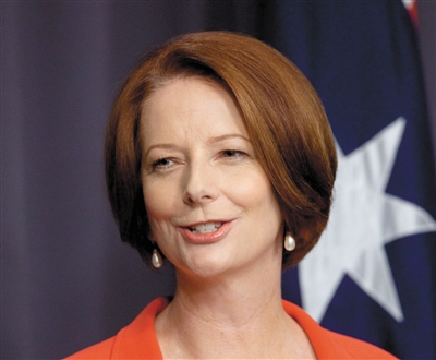 她饿了   据新华社电 澳大利亚总理朱莉娅·吉拉德30日访问一所中学