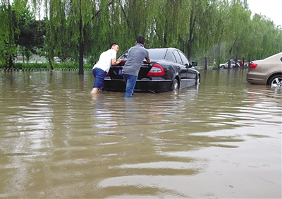 2013-07-16 02:32 天通苑北站门前辅路被淹,部分乘客蹚水进站;据称"