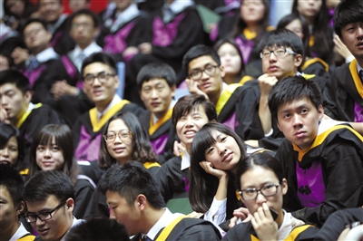 昨日,清华大学本科生毕业典礼上,学生们观看告别视频.