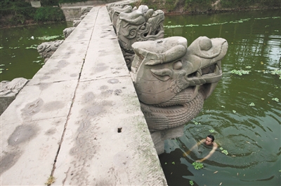 泸县龙脑桥,石雕龙头微昂,朝着水来的方向,欲吼还休.