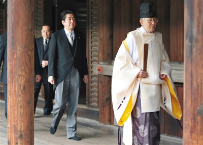 12月26日,安倍晋三在执政一周年之际参拜靖国神社,日本媒体对此次参拜