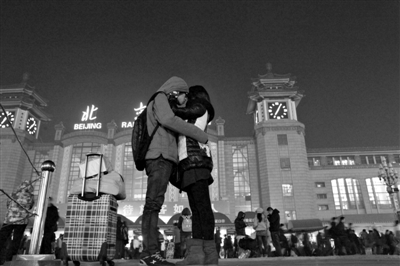 1月17日,北京站广场外,一对即将回家的情侣在拥抱拍者 权义