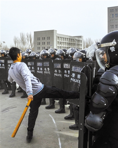 当日,新疆喀什地区公安局特警支队举行自成立以来首个警营开放日活动